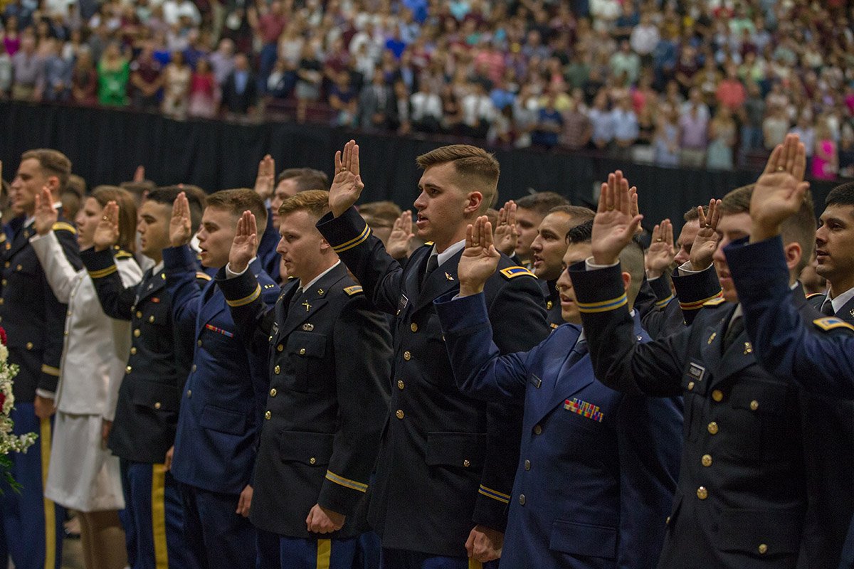 Aggies taking the Uniformed Services Oath at Texas A&M commissioning
