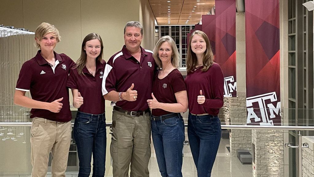 (l-r) Joshua Stone, Alathea Stone '25, Jonathan Stone '90, Raye Leigh Stone '91 and Sophia Stone '23
