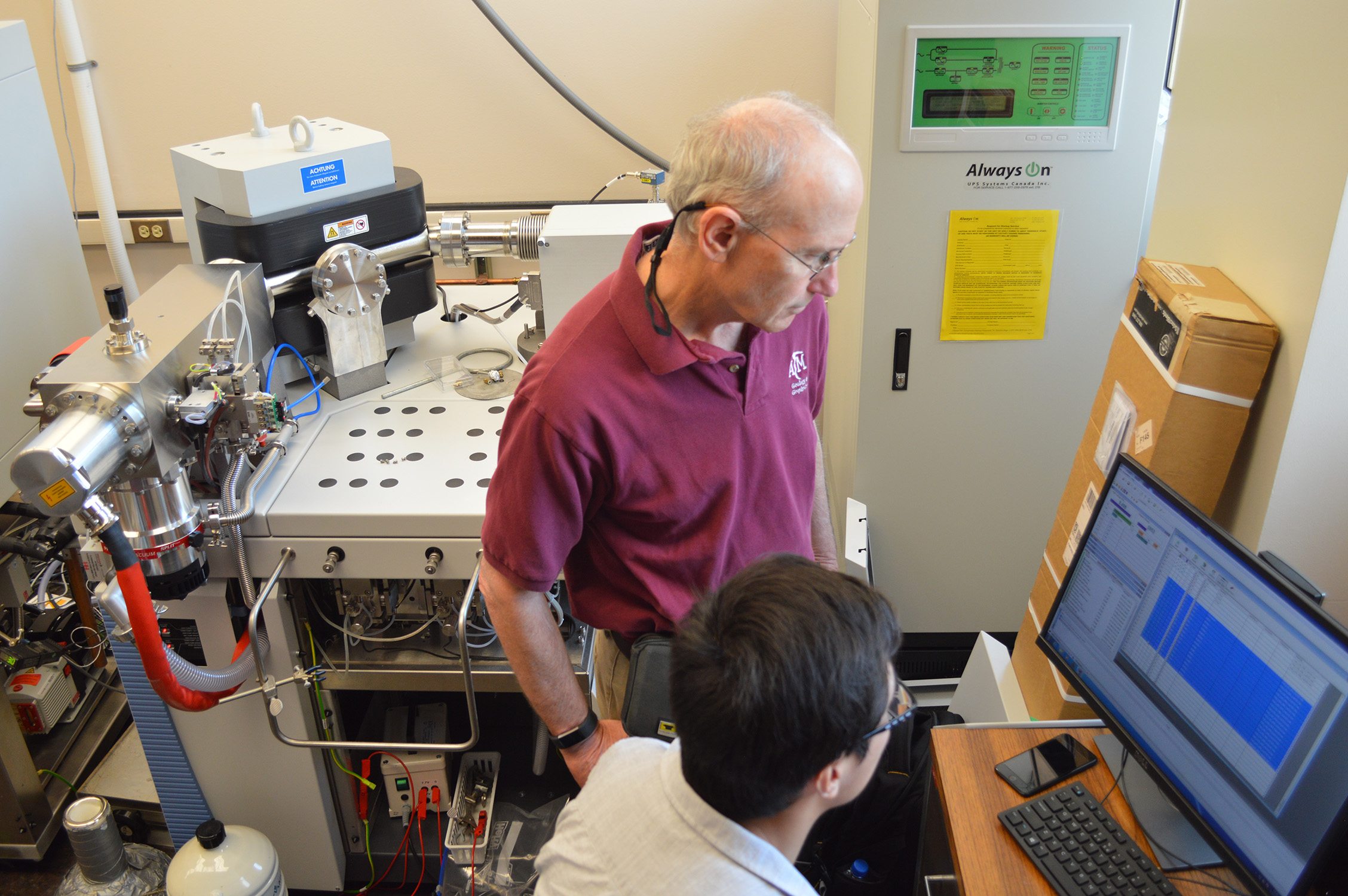 Grossman (standing) and Texas A&M geology Ph.D. candidate Zeyang Sun '19, working in the Stable Isotope Geosciences Facility