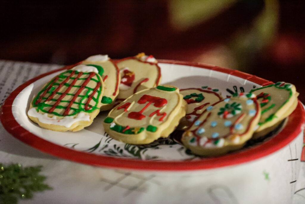 a plate of cookies
