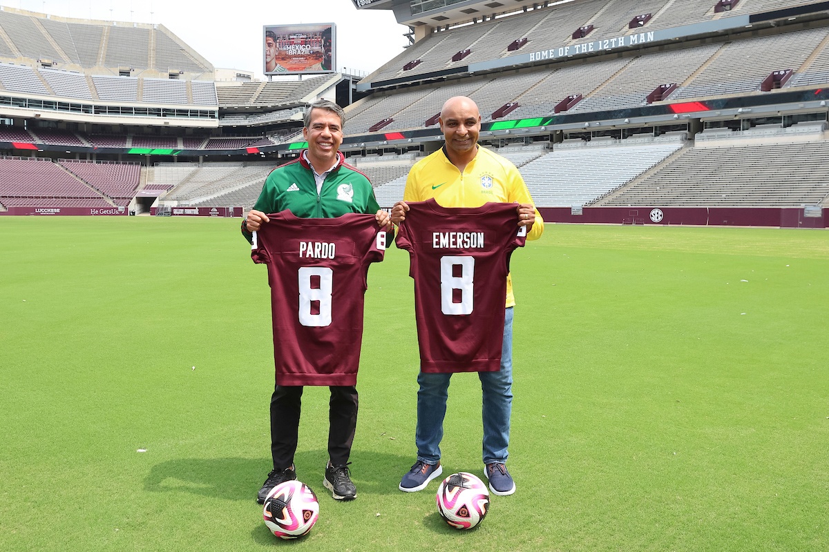 Pardo and da Rosa hold custom maroon jerseys with the number 8, which they both wore as players.