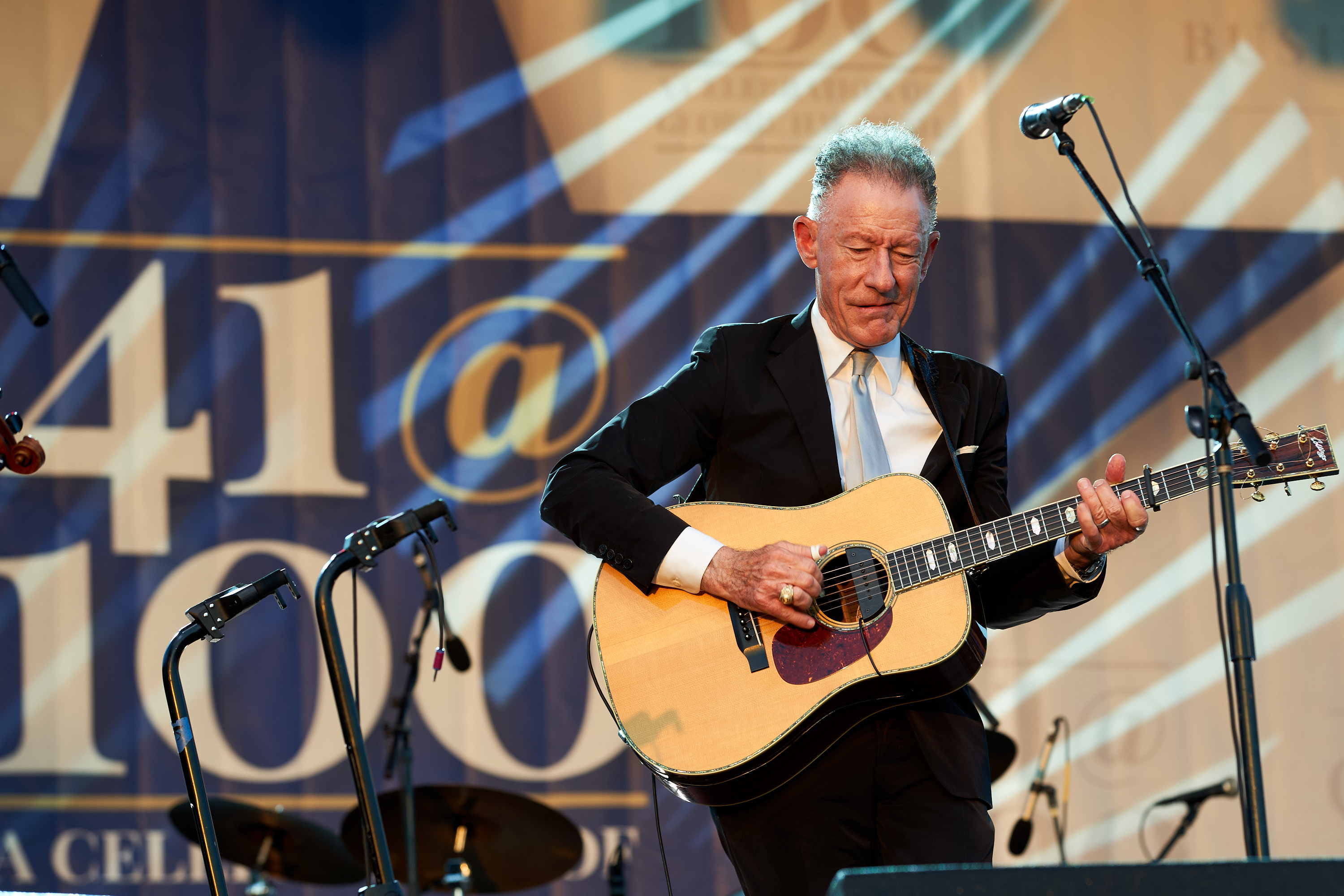 Musicians Lyle Lovett performs on stage.