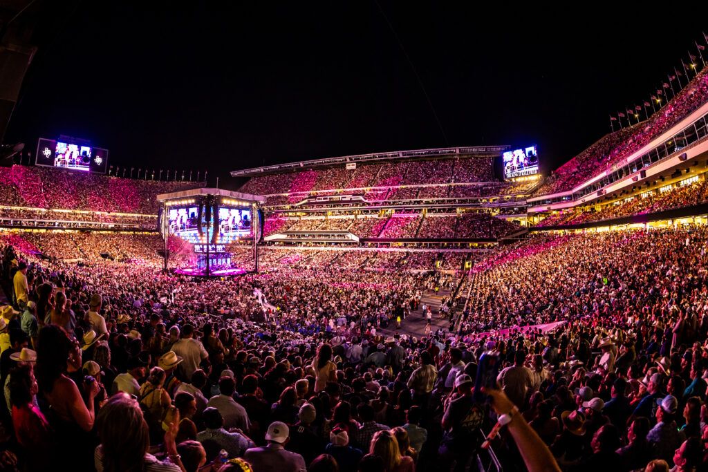 Fans cheer at a George Strait concert in Kyle Field.