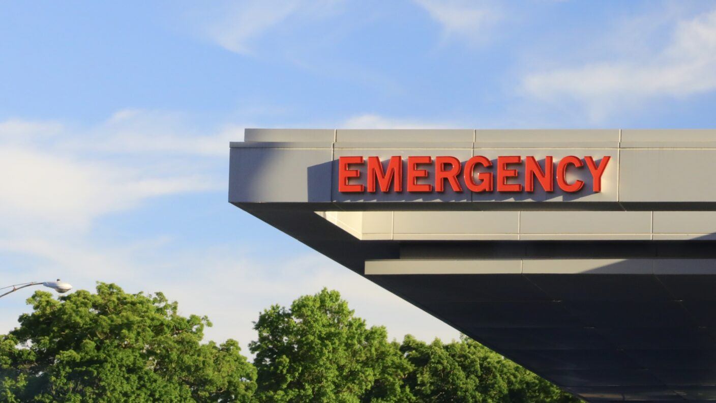 A photo of an emergency sign at a hospital.
