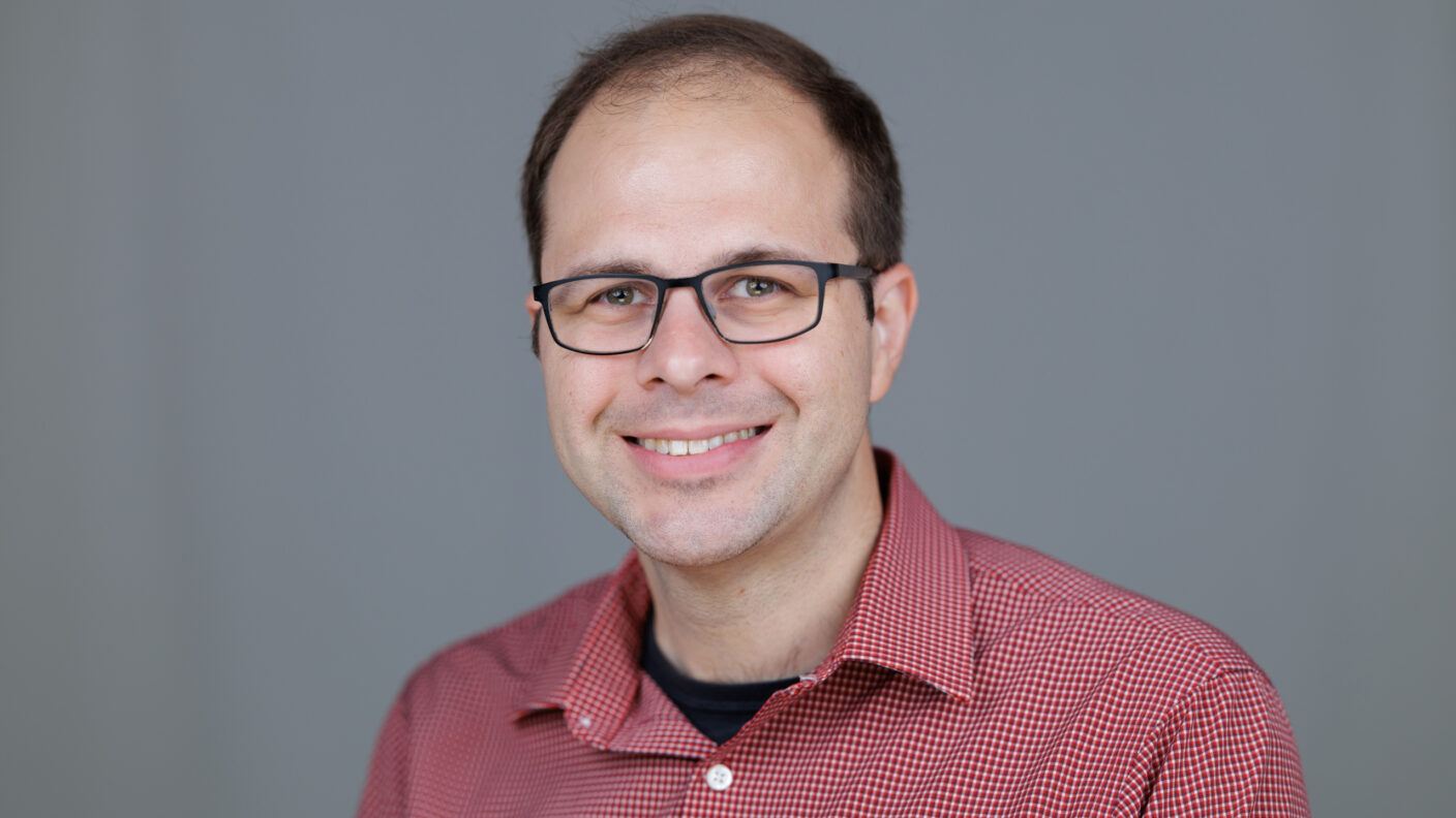 A portrait of a man wearing glasses.
