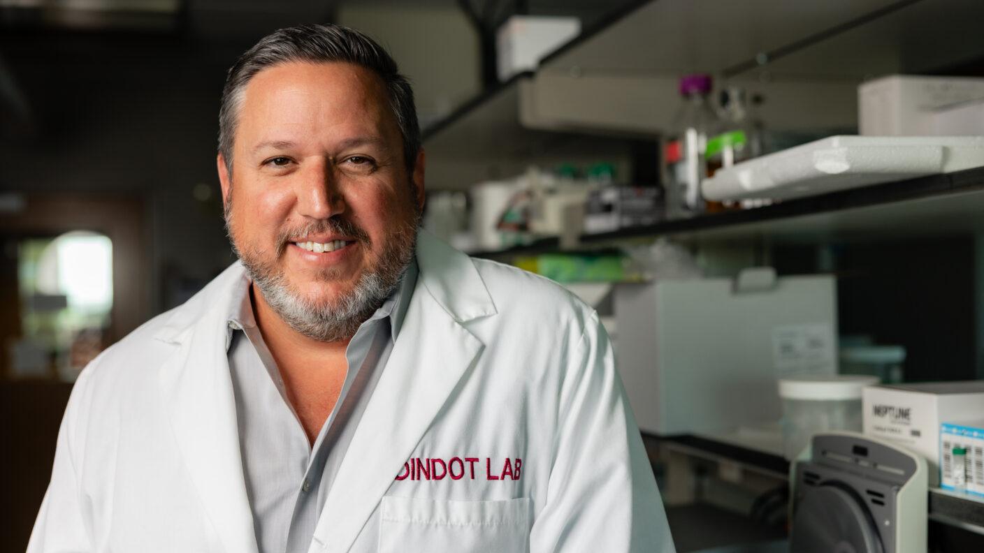 A photo of a researchers in a laboratory.