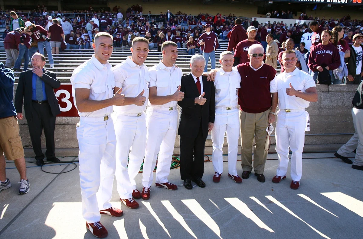 Robert Gates poses with the Yell Leaders