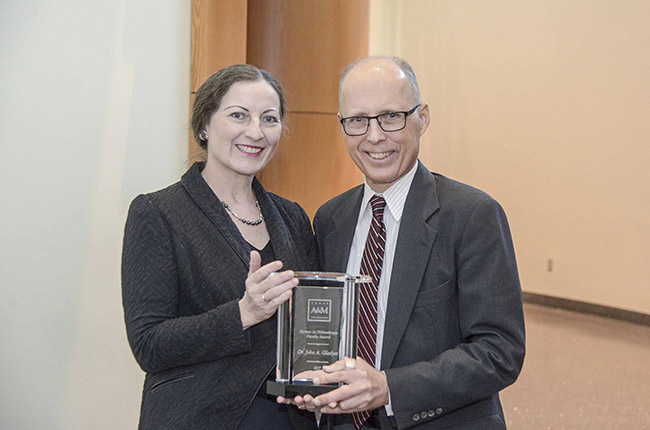 Janet Bluemel and John Gladysz receive the Partner in Philanthropy Faculty Award, bestowed by the Texas A&M Foundation.