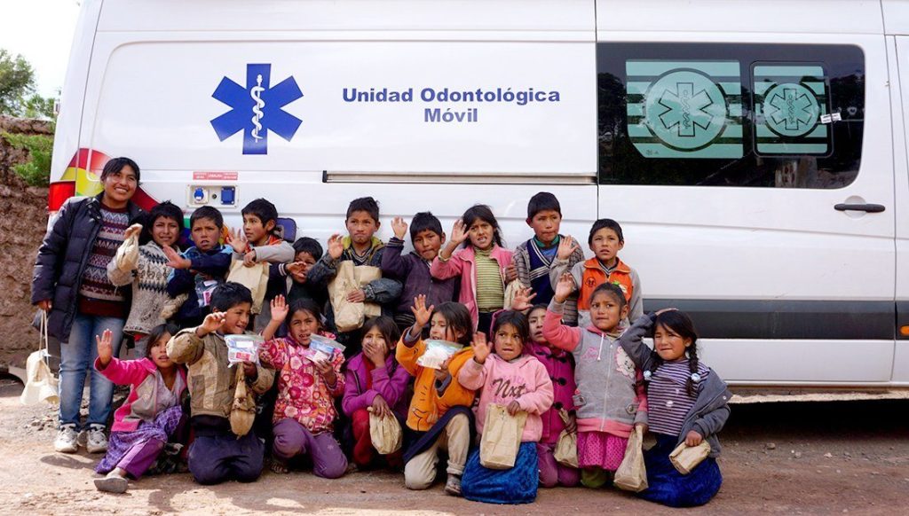 Quesimpuco villagers near a medical van