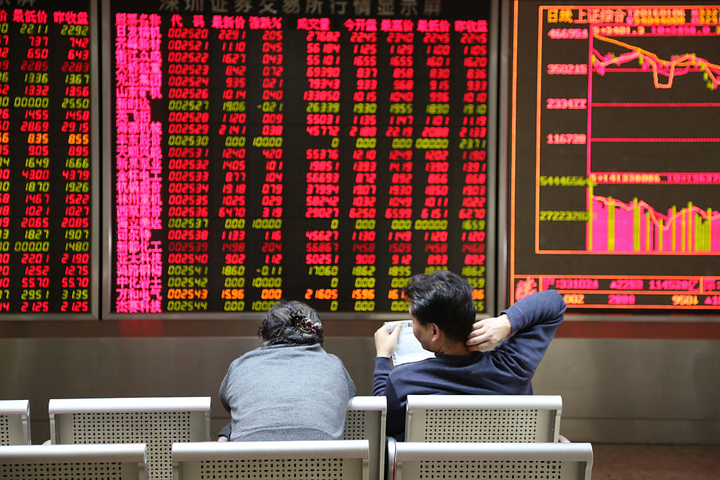 Investors observe stock market at an exchange hall on January 6, 2016 in Beijing, China. Chinese stock market rebounded after two days' decline. The Shanghai Composite Index rose 22.53 points, or 0.69% to 3310.24 points and Shenzhen Composite Index ran up 45.83, or 0.40% to 11513.89 points. (Photo by ChinaFotoPress)